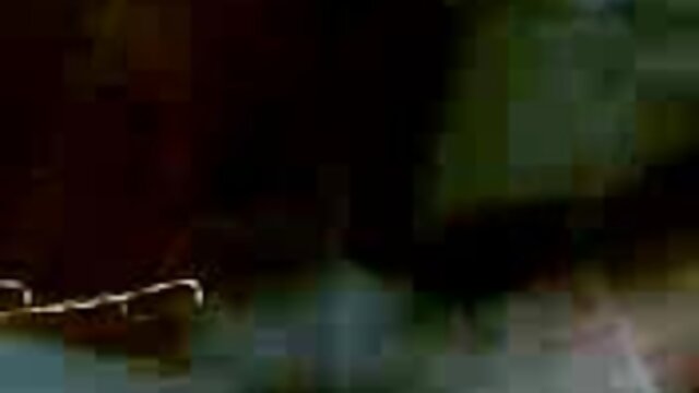 Odlično :  Črnolaska kleči in sesa Video posnetki za odrasle 