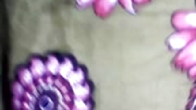 Odlično :  Sadie Pop deli fantov kurac s sprevrženo MILF Video posnetki za odrasle 