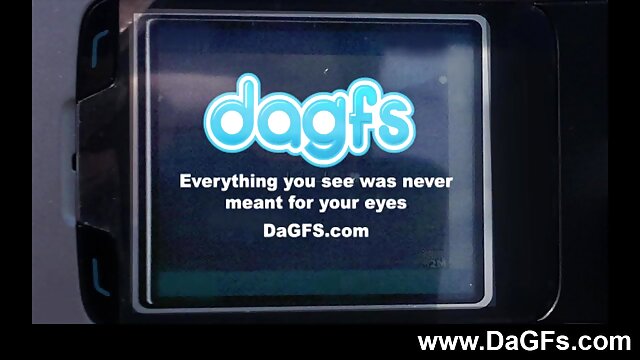 Odlično :  Whitney Wright uživa v bradati žrebcu v postelji Video posnetki za odrasle 