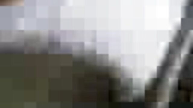 Odlično :  Tiny Hollie Shields z obrito muco dobi velik kurac Video posnetki za odrasle 