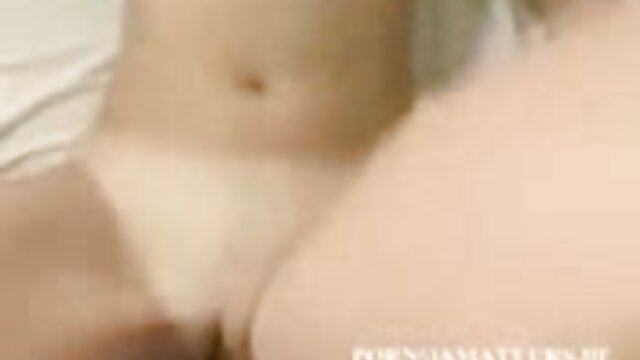 Odlično :  Kratkolaso ​​bimbo v visokih nogavicah se tolče na kavču Video posnetki za odrasle 