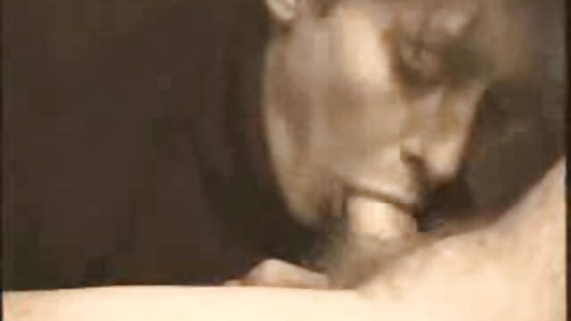 Odlično :  Ljubka najstnica se prekrije s kremo za petelina Video posnetki za odrasle 