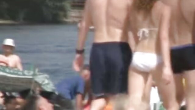 Odlično :  Brad ima srečo, da jebe tri najstnike hkrati Video posnetki za odrasle 