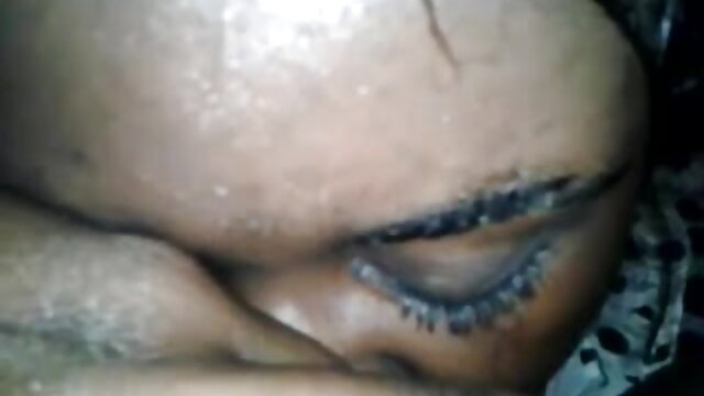 Odlično :  Brooke Haven petelin polira pod mizo Video posnetki za odrasle 