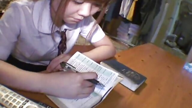 Kakovostni filmi :  Tri čudna dekleta se igrajo s trdim kurom na prostem Video posnetki 