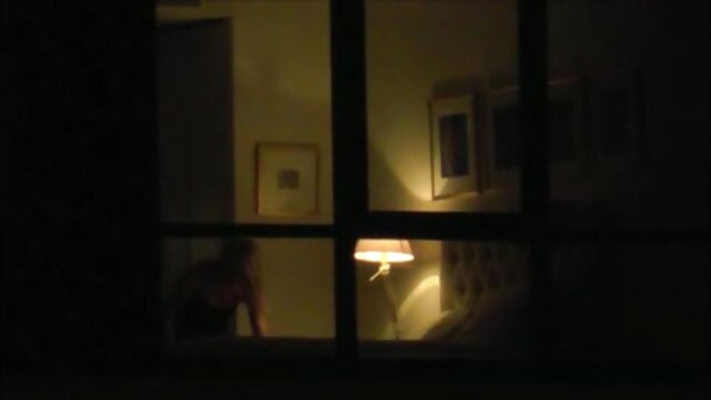 Odlično :  Zabavna blondinka, najstnica Kali Roses je udarila po hiši Video posnetki za odrasle 