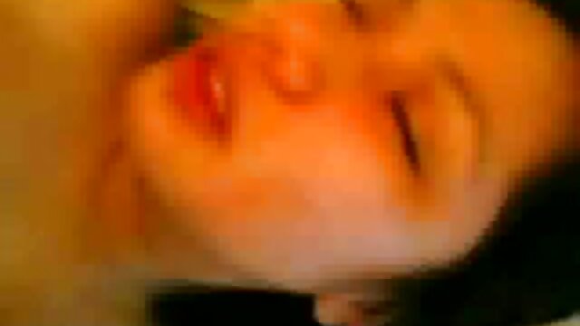 Odlično :  MILF z velikimi prsi se prijetno zajebe v postelji Video posnetki za odrasle 