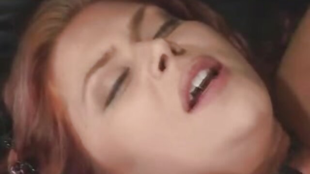 Odlično :  Jessy šiška kurbasto blond gospodinjo na kavču Video posnetki za odrasle 