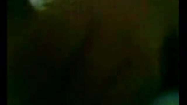 Odlično :  Dve pečeči MILF si delita mladega tipa v postelji Video posnetki za odrasle 