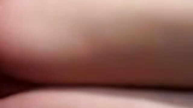 Odlično :  Visoka prasica z lažnimi joški se je zajebala na kuhinjsko mizo Video posnetki za odrasle 