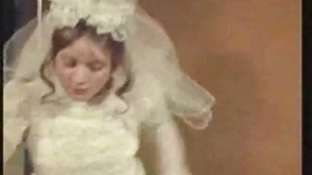 Odlično :  Pohojeni bejbi Kira Noir in Ivy Wolfe se zabavata v postelji Video posnetki za odrasle 