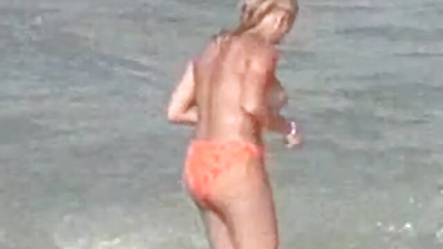 Odlično :  Dve sijoči MILF si delita Jessyjev trdi tič Video posnetki za odrasle 