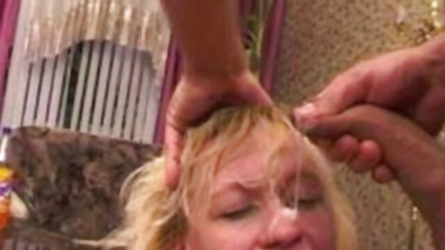 Odlično :  Vitka blondinka Scarlett Fall z obrito muco seksa s svojim polbratom Video posnetki za odrasle 