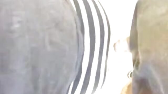 Odlično :  Ljubka blondinka na kolenih sesa tiča na prostem Video posnetki za odrasle 