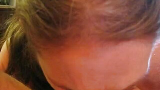 Odlično :  Dve bleščeči lepotci se zajebavata v pralnici Video posnetki za odrasle 