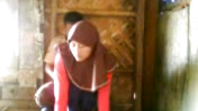 Odlično :  Ember Snow med zajebanjem uporablja vibrator na klitoris Video posnetki za odrasle 