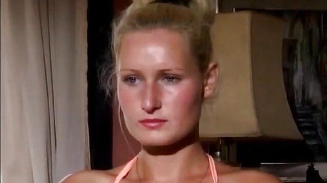 Odlično :  Vroča blondinka Nina Milano z velikimi lažnimi joški se seksa in dobi obremenitev na obrazu Video posnetki za odrasle 