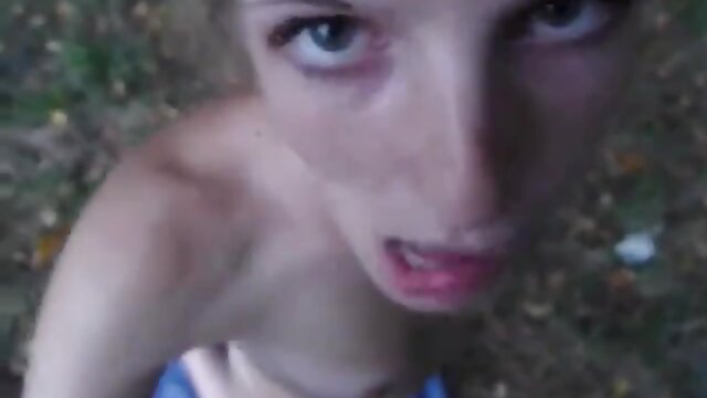 Odlično :  Vroča blondinka masturbira na kavču Video posnetki za odrasle 